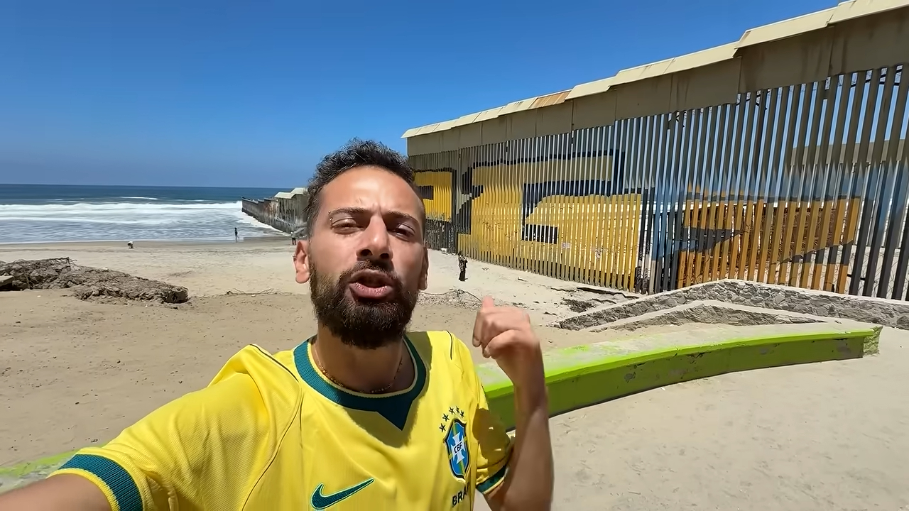 Influenciador Cartolouco com a camisa do Brasil