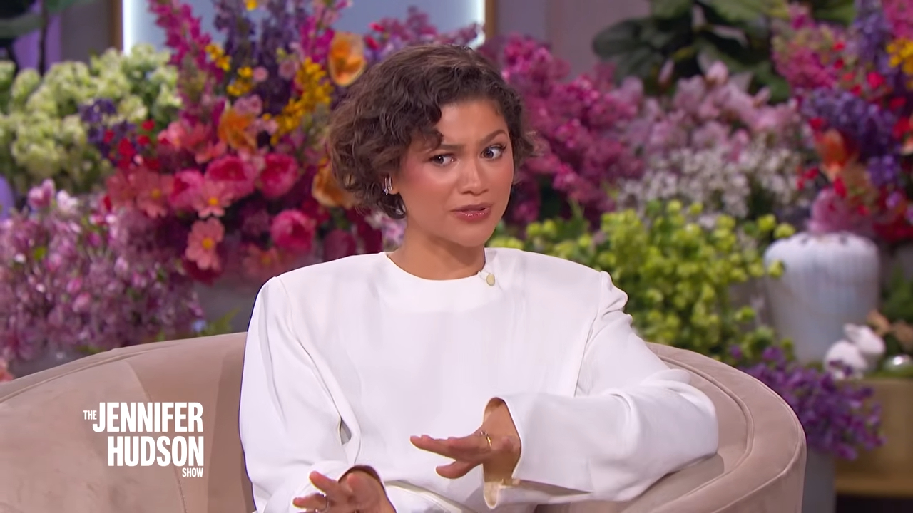 Atriz Zendaya em entrevista com cabelo curto (Foto: Reprodução / Youtube)