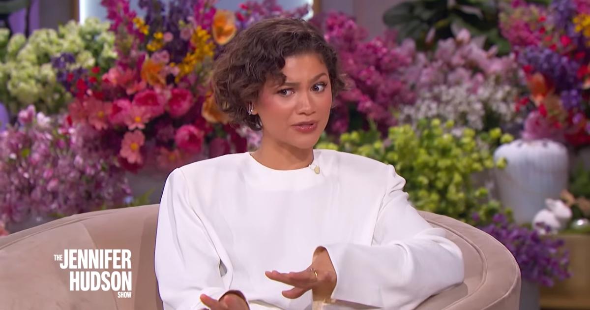 Atriz Zendaya em entrevista com cabelo curto