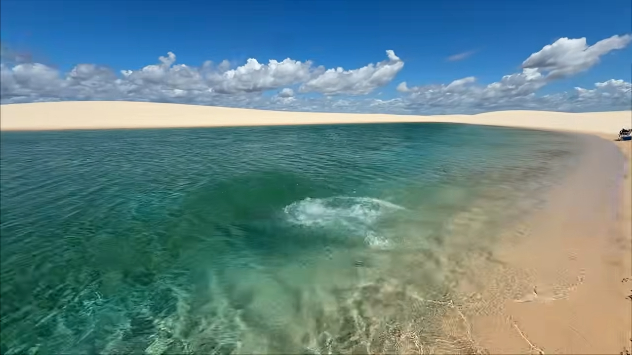 Lençóis Maranhenses com visão aérea da lagoa (Foto: Reprodução / Youtube)