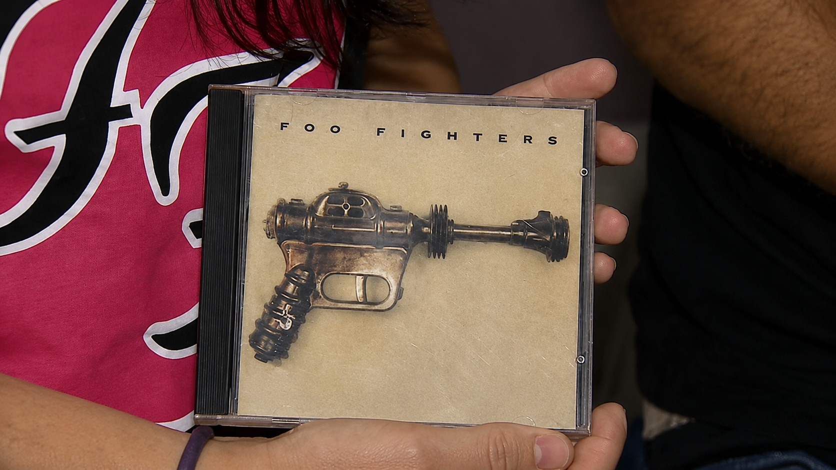 Casal destaca CD da banda Foo Fighters