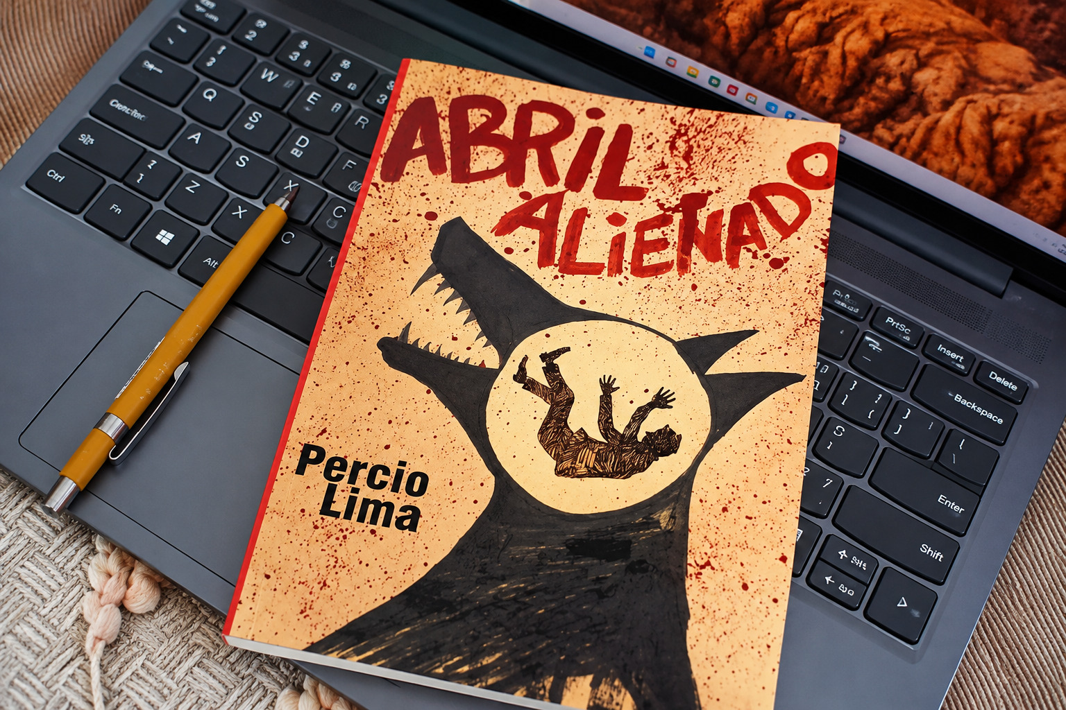 Livro Abril Alienado de escritor de Bragança
