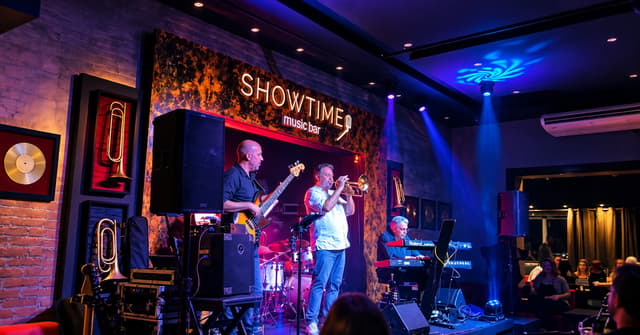 Acompanhamos o show da banda Cinner, de São Paulo, e mostramos como é a experiência de assistir a uma apresentação de rock com o artista de perto