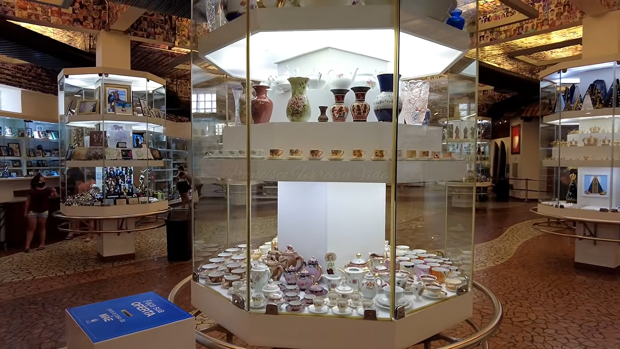 Sala das Promessas no Santuário de Aparecida reúne objetos de celebridades