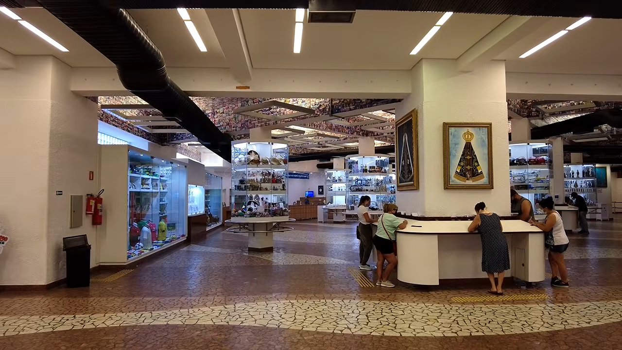 Sala das Promessas no Santuário de Aparecida reúne objetos de celebridades