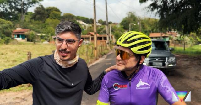 José Eymard e o cantor Daniel indo para Aparecida de bike (Foto: Reprodução/ Globoplay)