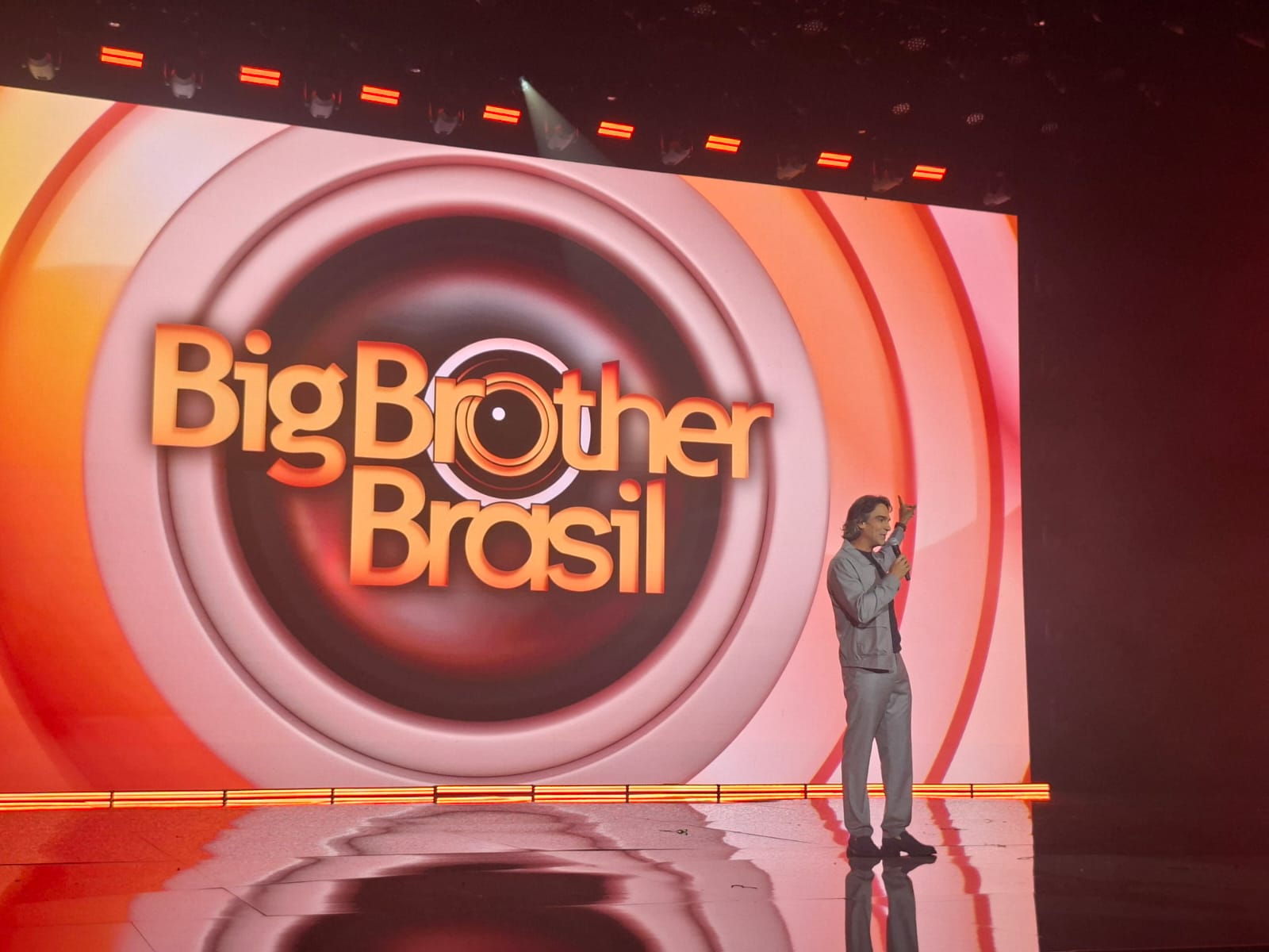Tadeu Schmidt cabeludo no Upfront da Globo sobre o BBB 27 (Foto: Bruna Oliveira/ OsPaparazzi)